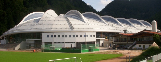 Oberlichter aus Folienkissen aus Ethylentetrafluorethylen für den Neubau Shed-Dach Eisstadion Inzell