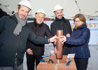 Bei der feierlichen Grundsteinlegung für die „Neue Mitte“ haben Architekt Christoph Lamprecht, der Leiter des Sachgebiets Städtebau der Regierung von Unterfranken, Manfred Grüner, Architekt Stefan Schlicht und die Erste Bürgermeisterin Bettina Bärmann eine Zeitkapsel eingemauert.