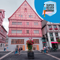 Das historische Fachwerkhaus wurde saniert und liegt im Zentrum von Oettingen direkt neben dem Rathaus. Das historische Fachwerkhaus wurde saniert und liegt im Zentrum von Oettingen direkt neben dem Rathaus.