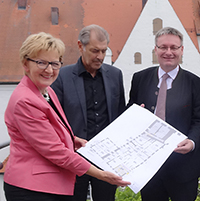 Bayerns Baustaatssekretär Josef Zellmeier informierte sich bei einem Baustellenbesuch am Herzogschloss Straubing. © Robert Graf