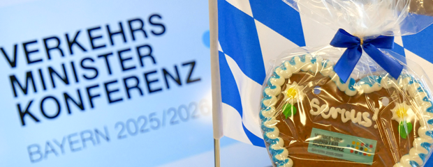 Lebkuchenherz mit Aufschrift "Servus" und Logo VMK, Bayernflagge und Logo VMK Lebkuchenherz mit Aufschrift "Servus" und Logo VMK, Bayernflagge und Logo VMK