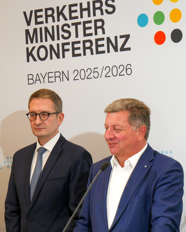 Bayerns Verkehrsminister Christian Bernreiter spricht in ein Mikrofon, daneben steht Staatssekretär im BMV, Stefan Schnorr Bayerns Verkehrsminister Christian Bernreiter spricht in ein Mikrofon, daneben steht Staatssekretär im BMV, Stefan Schnorr