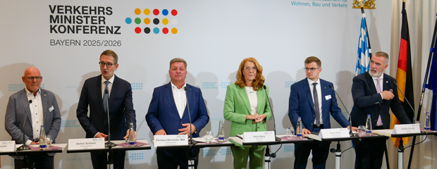 Teilnehmer der Pressekonferenz im Anschluss an die Sonder-Verkehrsministerkonferenz stehen an Rednerpulten Teilnehmer der Pressekonferenz im Anschluss an die Sonder-Verkehrsministerkonferenz stehen an Rednerpulten