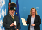 Staatsministerin Kerstin Schreyer verleiht das Verdienstkreuz am Bande des Verdienstordens der Bundesrepublik Deutschland an Alois Maderspacher