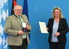Staatsministerin Kerstin Schreyer verleiht das Verdienstkreuz am Bande des Verdienstordens der Bundesrepublik Deutschland an Michael Jäger