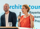 Zwei Personen sprechen an einem Podium
