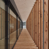Die Sporthalle Marquartstein wurde in Holz­bau­weise mit Gründach errichtet. Das Staatliche Bauamt Traunstein hat das Projekt betreut. © Josefine Unterhauser