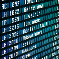 Eine Anzeigentafel am Flughafen zeigt verschiedene Reiseziele am Flughafen München. © Canva