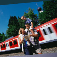 Ein Ehepaar mit Kind macht einen Ausflug mit der S-Bahn im Münchner Umland. © 2017 MVV GmbH 