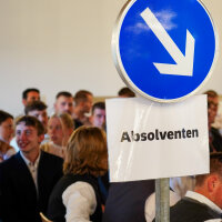 Ein Verkehrsschild mit der Aufschrift Absolventen Ein Verkehrsschild mit der Aufschrift Absolventen