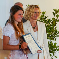 Übergabe des Facharbeiterbriefs an eine Absolventin Übergabe des Facharbeiterbriefs an eine Absolventin