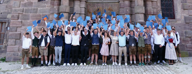 Die Absolventen beim Gruppenbild Die Absolventen beim Gruppenbild