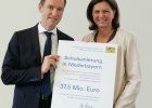 Investition in Bayerns Schulinfrastruktur: Bauministerin Ilse Aigner mit dem Regierungspräsidenten von Niederbayern, Rainer Haslbeck