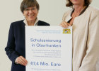 Investition in Bayerns Schulinfrastruktur: Bauministerin Ilse Aigner mit der Regierungspräsidentin von Oberfranken, Heidrun Piwernetz