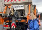 Verkehrsministerin Kerstin Schreyer vor einem Winterdienst-Fahrzeug
