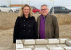 Bauministerin Kerstin Schreyer und Helmut Gropper, Geschäftsführer der Stadibau GmbH hinter dem Grundstein