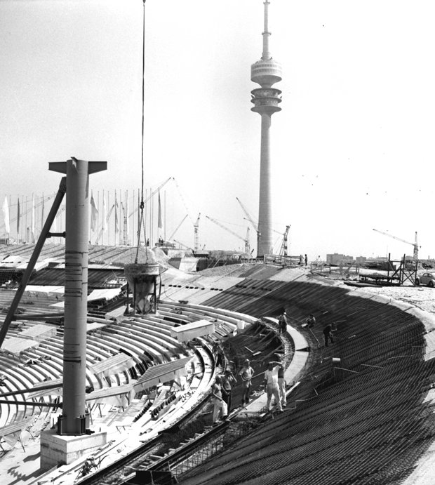 Bauarbeiter beim Aufbau des Olympiadaches in München für die XX Olympischen Sommerspiele 1972