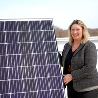 Bauministerin Kerstin Schreyer auf dem Dach des Ministeriums neben einer Photovoltaikanlage
