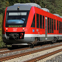 Eine rote Regionalbahn mit Ziel Nürnberg Hauptbahnhof © Deutsche Bahn AG / Claus Weber 