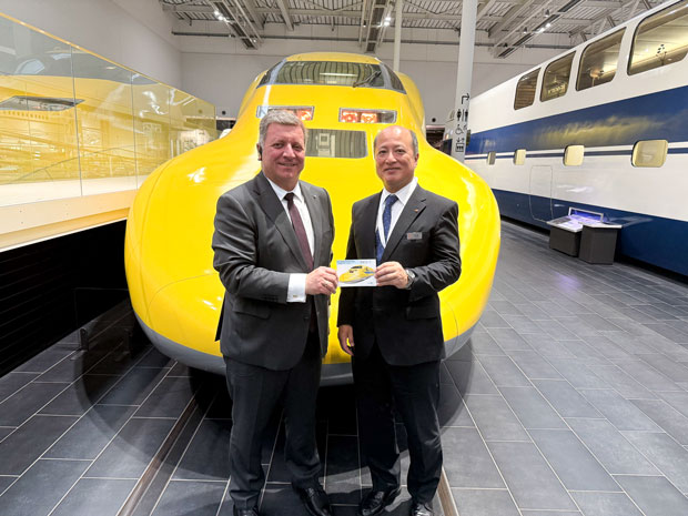 Besichtigung der Magnetschwebebahn Maglev im Museum des Zugherstellers JR