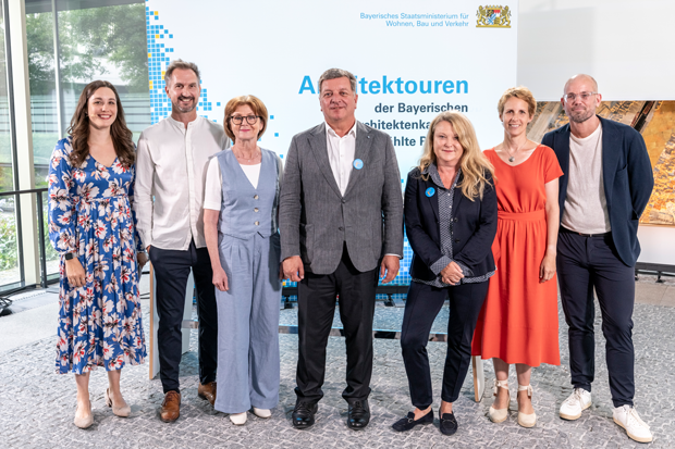 Gruppenbild mit Männern und Frauen Gruppenbild mit Männern und Frauen