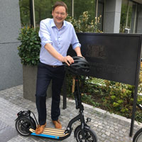 Verkehrsminister Dr. Hans Reichhart auf einem E-Scooter vor dem Ministerium © Bayerisches Staatsministerium für Wohnen, Bau und Verkehr