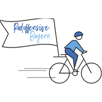 Ein grob skizzierter Radfahrer. An seinem Gepäckträger ist eine Fahne befestigt mit der Aufschrift "Radoffensive Bayern"