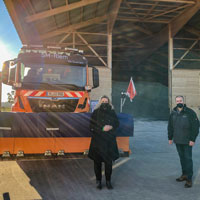 Verkehrsministerin Kerstin Schreyer und Frank Plate, Leiter der Straßenmeisterei Riem vor einem Winterdienst-Fahrzeug
