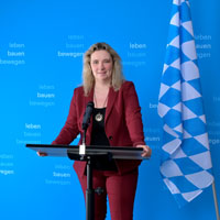 Verkehrsministerin Kerstin Schreyer am Rednerpult