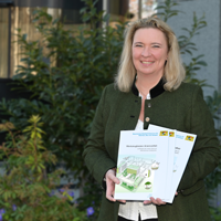 Bauministerin Kerstin Schreyer präsentiert die neue Broschüre "Werkzeugkasten Artenvielfalt" © StMB