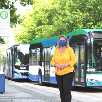 Verkehrsministerin Kerstin Schreyer vor einem Bus © StMB