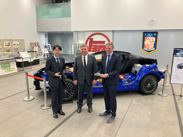 Besichtigung eines Wasserstofffahrzeugs