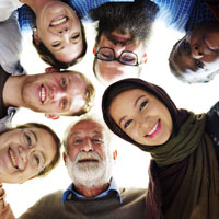 Menschen unterschiedlichen Alters und unterschiedlicher Herkunft im Kreis © Shutterstock