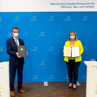 Klaus-Dieter Josel, Konzernbevollmächtigte der DB für den Freistaat Bayern, und Verkehrsministerin Kerstin Schreyer unterzeichnen die gemeinsame Planungsvereinbarung. © StMB