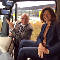 Verkehrsministerin Ilse Aigner mit Anton Klott, Technischer Leiter bei Edeka Südbayern und Erfinder des Abbbiegeassistenten