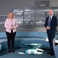 Verkehrsministerin Kerstin Schreyer und Jost Lammers, Vorsitzender der Geschäftsführung der FMG, bei ihrem Gespräch am Flughafen München 