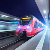 Ein fahrender Zug der S-Bahn Nürnberg an einem Bahnhof © Shutterstock