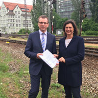 Verkehrsministerin Ilse Aigner mit dem Konzernbevollmächtigten der Deutschen Bahn AG für den Freistaat Bayern Klaus-Dieter Josel