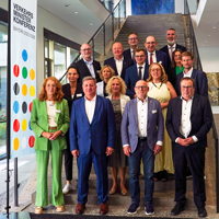 Gruppenfoto mit den Teilnehmerinnen und Teilnehmern der Sonder-Verkehrsministerkonferenz in München Gruppenfoto mit den Teilnehmerinnen und Teilnehmern der Sonder-Verkehrsministerkonferenz in München