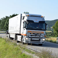Messfahrzeug: Sattelzug mit Traffic Speed Deflectometer (TSD) © Bayerisches Staatsministerium für Wohnen, Bau und Verkehr
