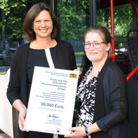 Verkehrsministerin Aigner übergibt einen Förderbescheid über 95.000 Euro an Claudia Hollinger vom oberbayerischen Bus-Unternehmen Hollinger. © Bayerisches Staatsministerium für Wohnen, Bau und Verkehr