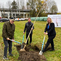 Sie pflanzen den ersten Baum: v.l.n.r.: Franz Greif, Bürgermeister Ullrich Sander und Verkehrsministerin Kerstin Schreyer.  © StMB