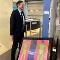 Verkehrsminister Dr. Hans Reichhart testet die neue Sicherheitskontrolle am Münchner Flughafen © StMB
