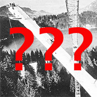 Schwarz-weiß-Foto einer Brücke. Um die Brücke herum Wälder. Im Vordergrund drei rote Fragezeichen.