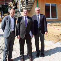 Baustaatssekretär Zellmeier: Besichtigung der Baustelle einer Wohnanlage in Reichertshausen
