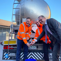 Verkehrsminister Dr. Hans Reichhart, Leiter der Straßenmeisterei Gersthofen Konrad Schneller, Thomas Huber, Werkleiter Develey testen die recycelte Sole aus einem Tankfahrzeug.