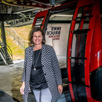 Informationsfahrt zum Thema "Urbane Seilbahnen": Bayerns Verkehrsministerin Ilse Aigner nach der Fahrt mit der Patscherkofelbahn  © Markus Hannich