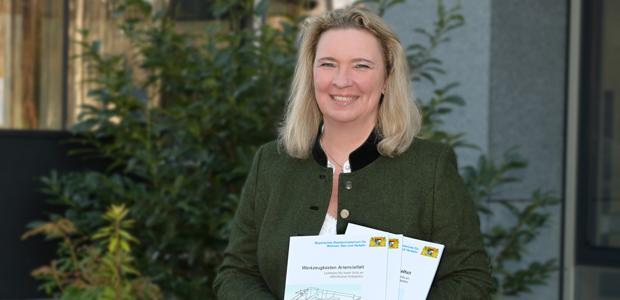 Bauministerin Kerstin Schreyer präsentiert die neue Broschüre "Werkzeugkasten Artenvielfalt" - © StMB Bauministerin Kerstin Schreyer präsentiert die neue Broschüre "Werkzeugkasten Artenvielfalt" - © StMB