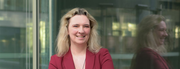 Staatsministerin Kerstin Schreyer vor dem Eingangsbereich des Ministeriums Staatsministerin Kerstin Schreyer vor dem Eingangsbereich des Ministeriums