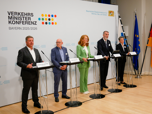 Die Teilnehmerinnen und Teilnehmer der Pressekonferenz am Rednerpult (von links nach rechts): Christian Bernreiter, Bayerischer Staatsminister für Wohnen, Bau und Verkehr und Vorsitzender der Verkehrsministerkonferenz, Winfried Hermann, Verkehrsminister von Baden-Württemberg, Petra Berg, Ministerin für Umwelt, Klima, Mobilität, Agrar und Verbraucherschutz im Saarland, Steffen Schütz, Thüringer Minister für Digitales und Infrastruktur, und Dr. Lydia Hüskens, Ministerin für Infrastruktur und Digitales des Landes Sachsen-Anhalt Die Teilnehmerinnen und Teilnehmer der Pressekonferenz am Rednerpult (von links nach rechts): Christian Bernreiter, Bayerischer Staatsminister für Wohnen, Bau und Verkehr und Vorsitzender der Verkehrsministerkonferenz, Winfried Hermann, Verkehrsminister von Baden-Württemberg, Petra Berg, Ministerin für Umwelt, Klima, Mobilität, Agrar und Verbraucherschutz im Saarland, Steffen Schütz, Thüringer Minister für Digitales und Infrastruktur, und Dr. Lydia Hüskens, Ministerin für Infrastruktur und Digitales des Landes Sachsen-Anhalt